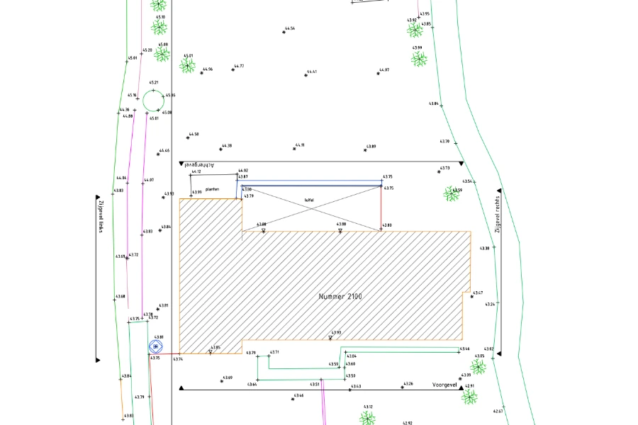 Uitsnede van een plan van de bestaande toestand met woning, hoogtepunten en beplanting